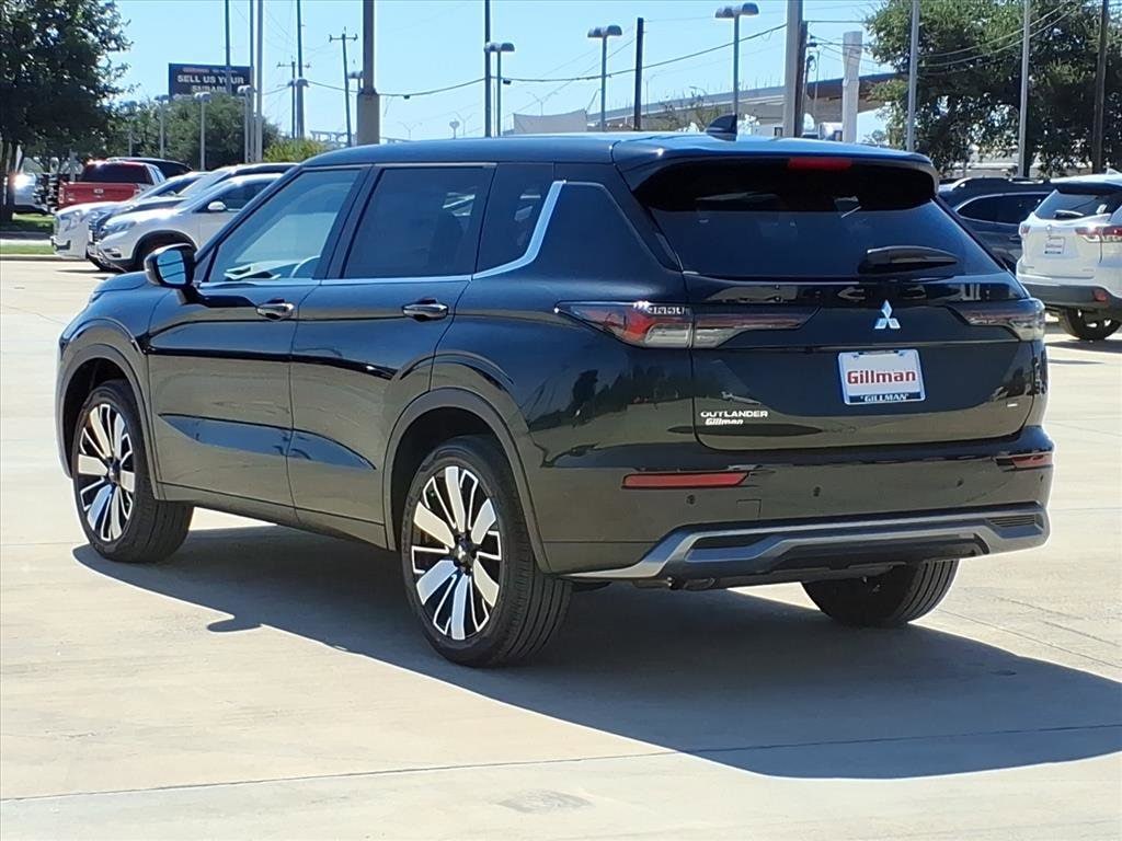 2025 Mitsubishi Outlander SE photo 3