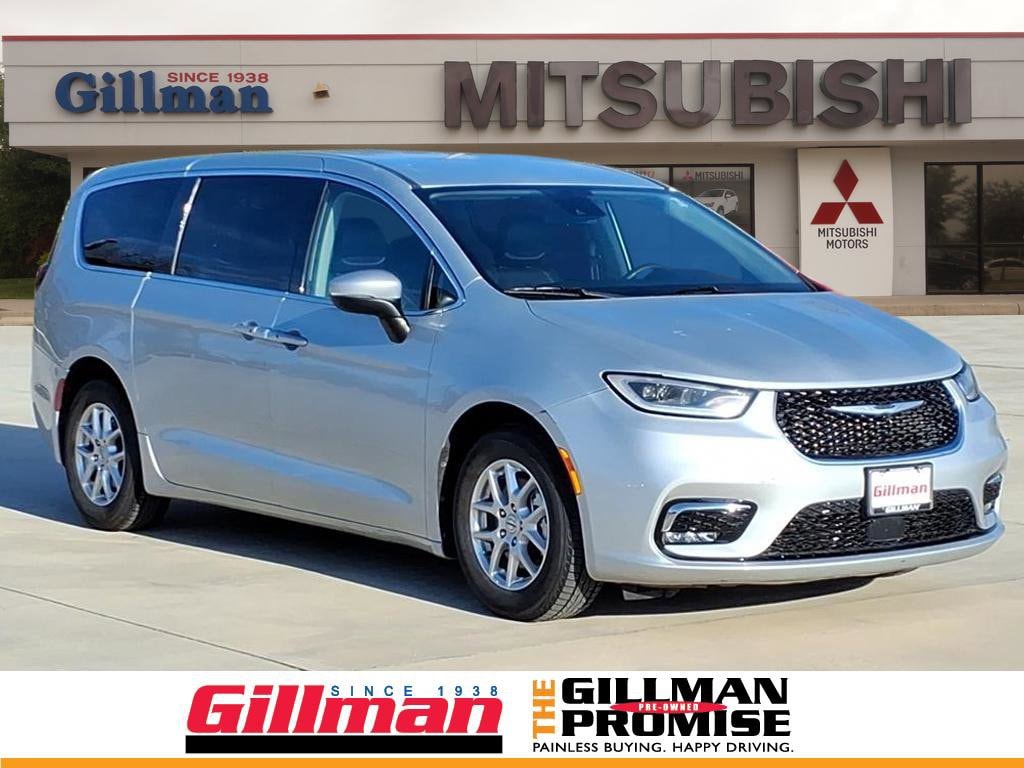 2023 Chrysler Pacifica Touring L's photo