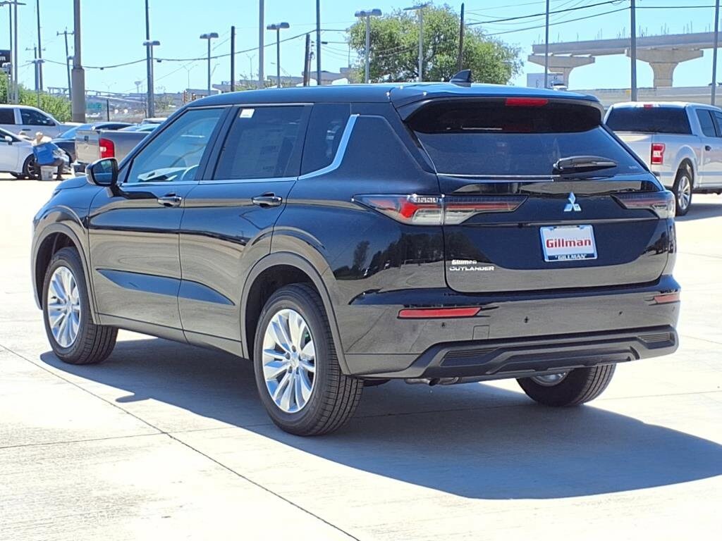 2025 Mitsubishi Outlander ES photo 3