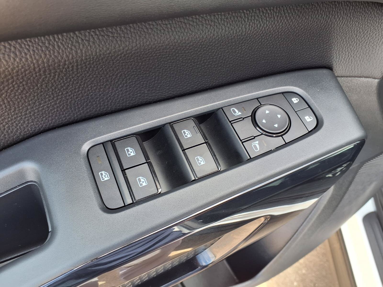 2026 Nissan Pathfinder SV - Photo 25