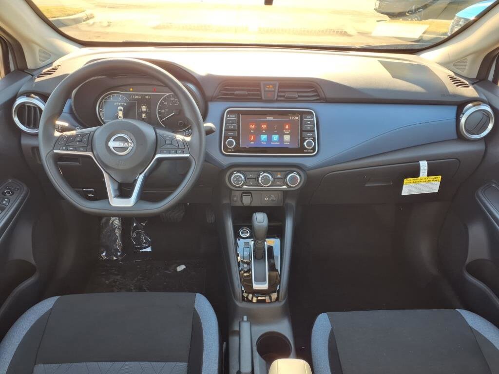 2025 Nissan Versa 1.6 SV photo 3
