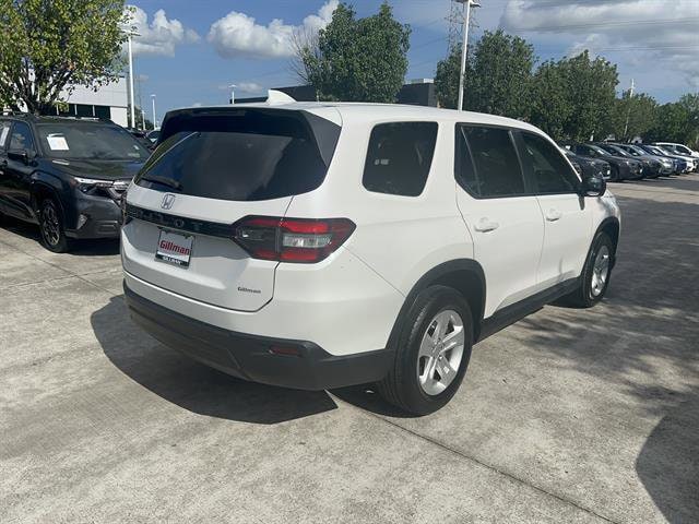 2023 Honda Pilot LX 2WD's photo