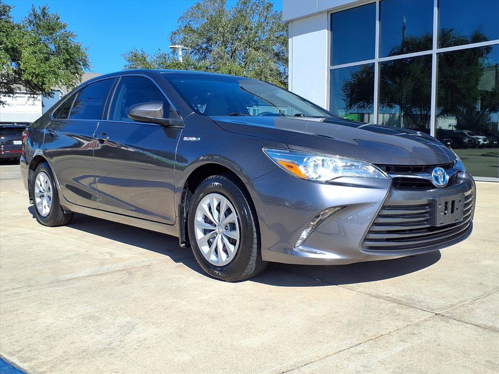 2016 Toyota Camry Hybrid LE photo 2