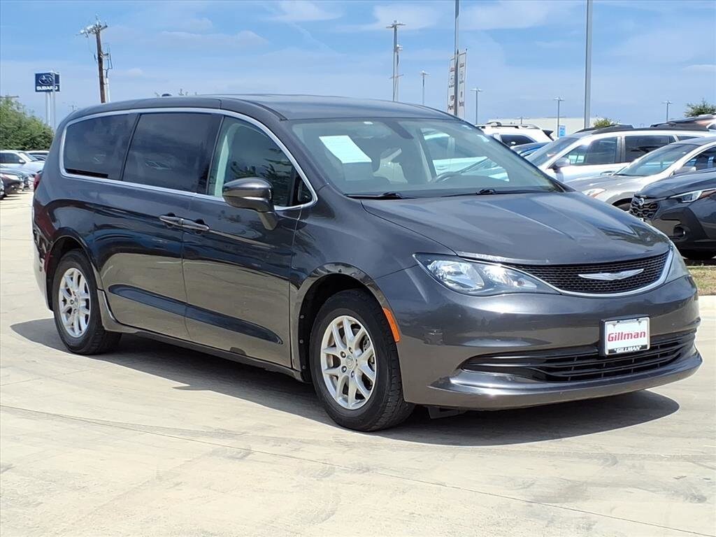 2017 Chrysler Pacifica Touring photo 2