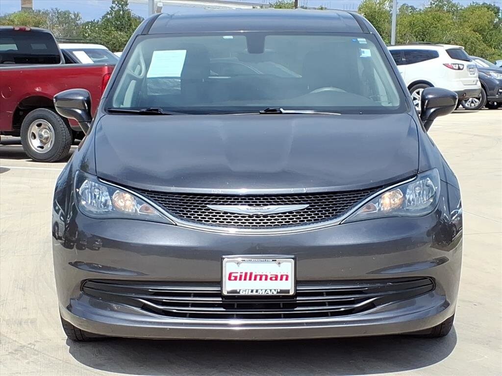 2017 Chrysler Pacifica Touring photo 3