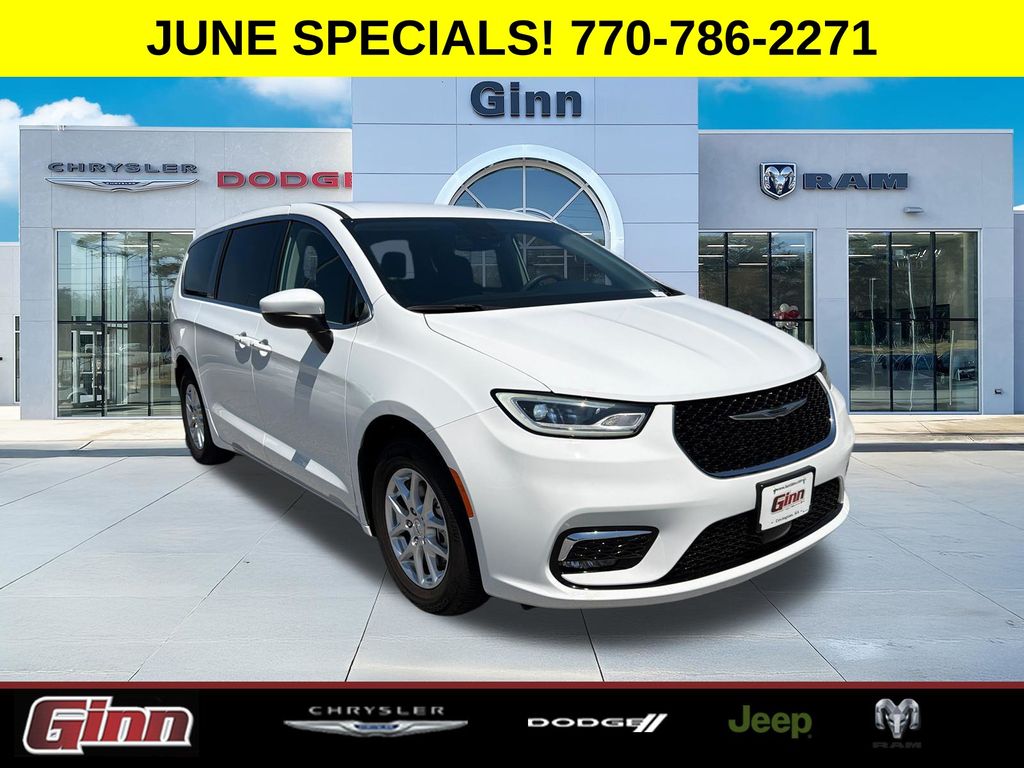 2023 Chrysler Pacifica Touring L's photo