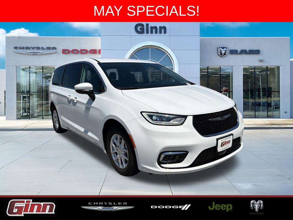 2023 Chrysler Pacifica Touring L's photo