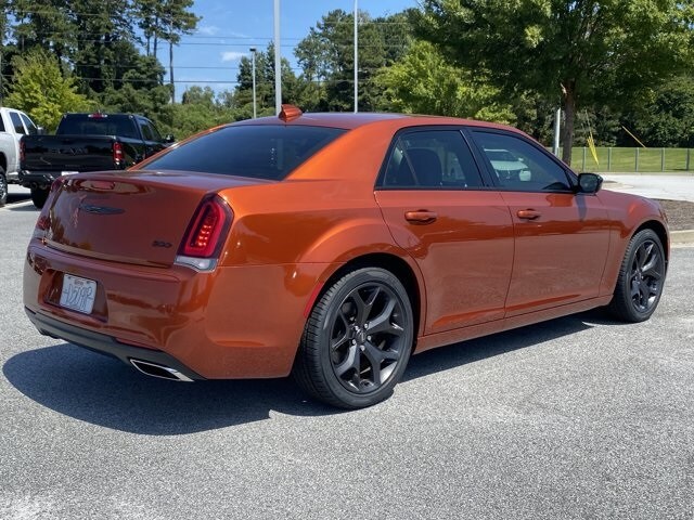 2021 Chrysler 300 Touring photo 3