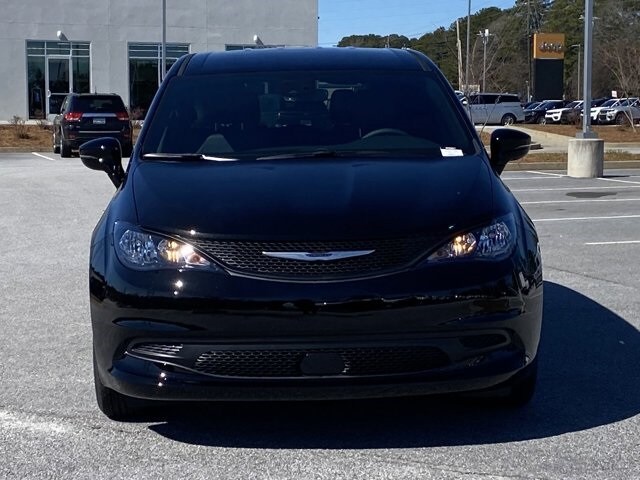 2025 Chrysler Voyager photo 2