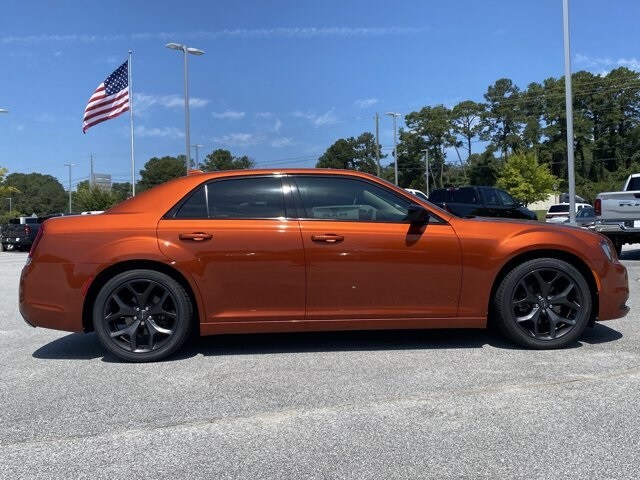 2021 Chrysler 300 Touring photo 2
