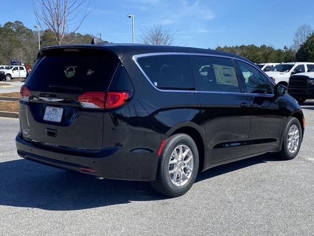 2025 Chrysler Voyager photo 4