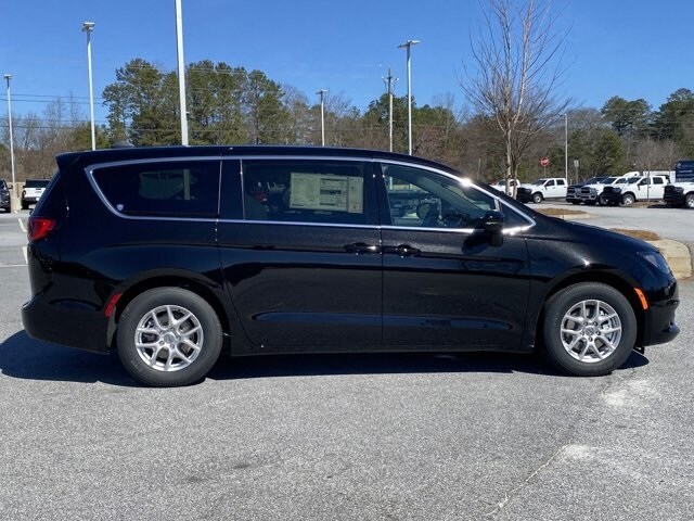 2025 Chrysler Voyager photo 3