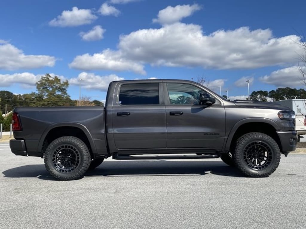 New 2025 Ram 1500 LARAMIE CREW CAB 4X4 5'7 BOX Pickup