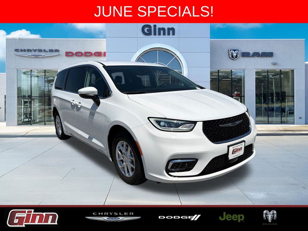 2023 Chrysler Pacifica Touring L's photo