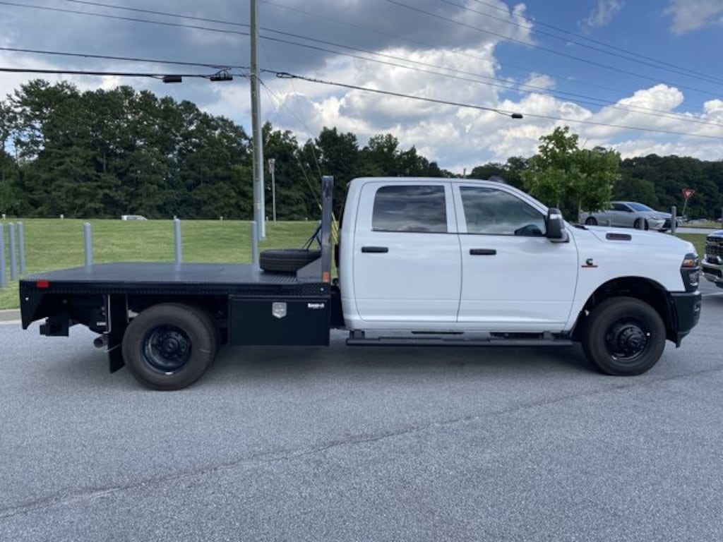 New 2025 Ram 3500 Chassis Cab 3500 TRADESMAN CREW CAB CHASSIS 4X4 60' CA Pickup
