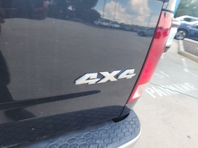 2016 Ram 1500 SLT photo 4