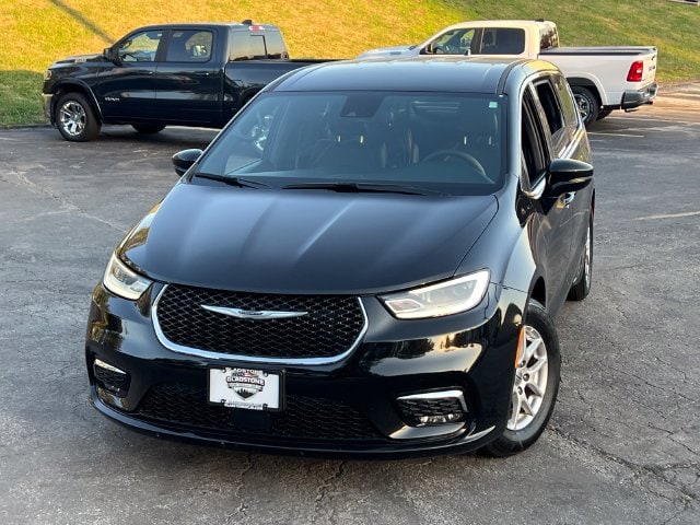 Used 2025 Chrysler Pacifica Select with VIN 2C4RC1BG0SR523980 for sale in Kansas City