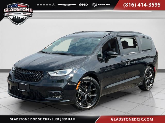 Used 2025 Chrysler Pacifica Limited with VIN 2C4RC1GG5SR522042 for sale in Kansas City