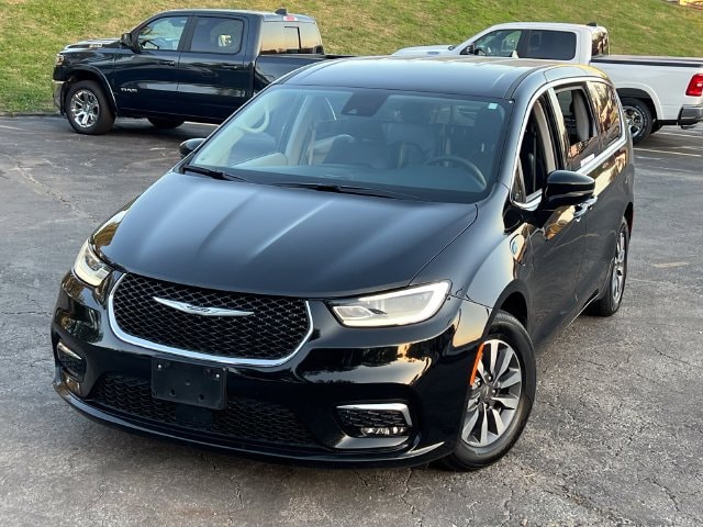 Used 2024 Chrysler Pacifica PHEV Select with VIN 2C4RC1S74RR127321 for sale in Kansas City