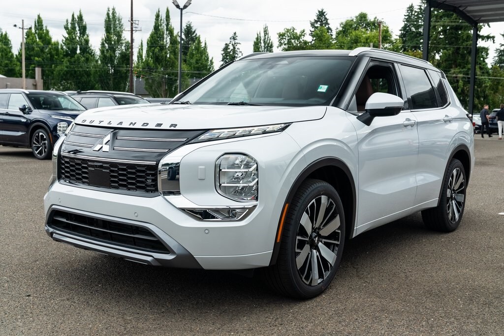 2025 Mitsubishi Outlander SEL photo 3