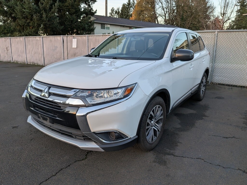 2016 Mitsubishi Outlander ES photo 2