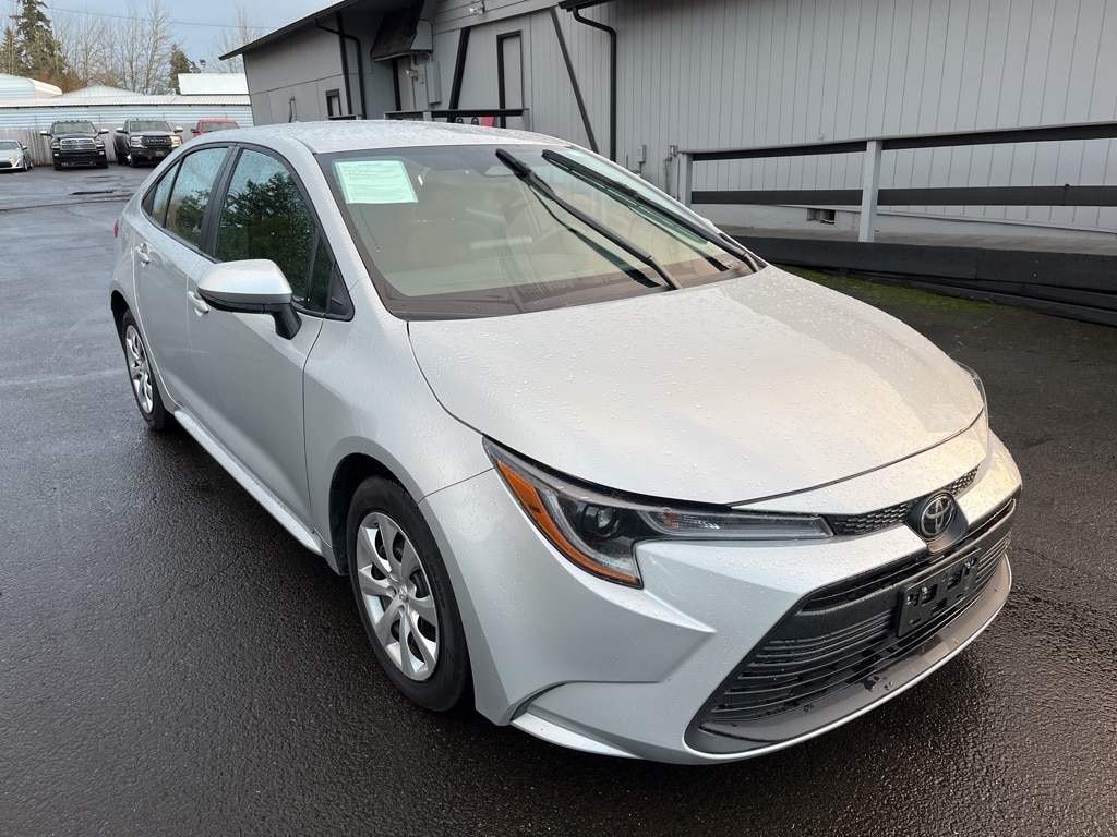 2024 Toyota Corolla LE's photo