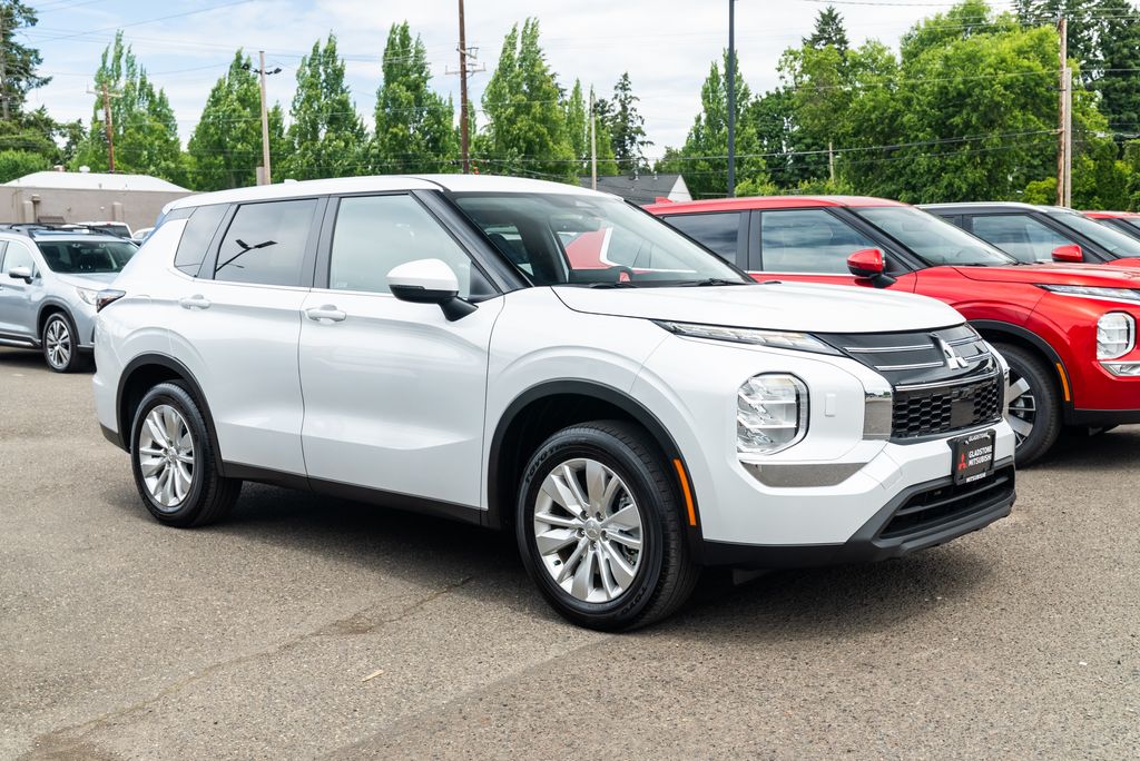 2025 Mitsubishi Outlander ES S-AWC's photo
