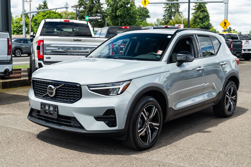 2024 Volvo XC40 B5 Core Dark AWD's photo