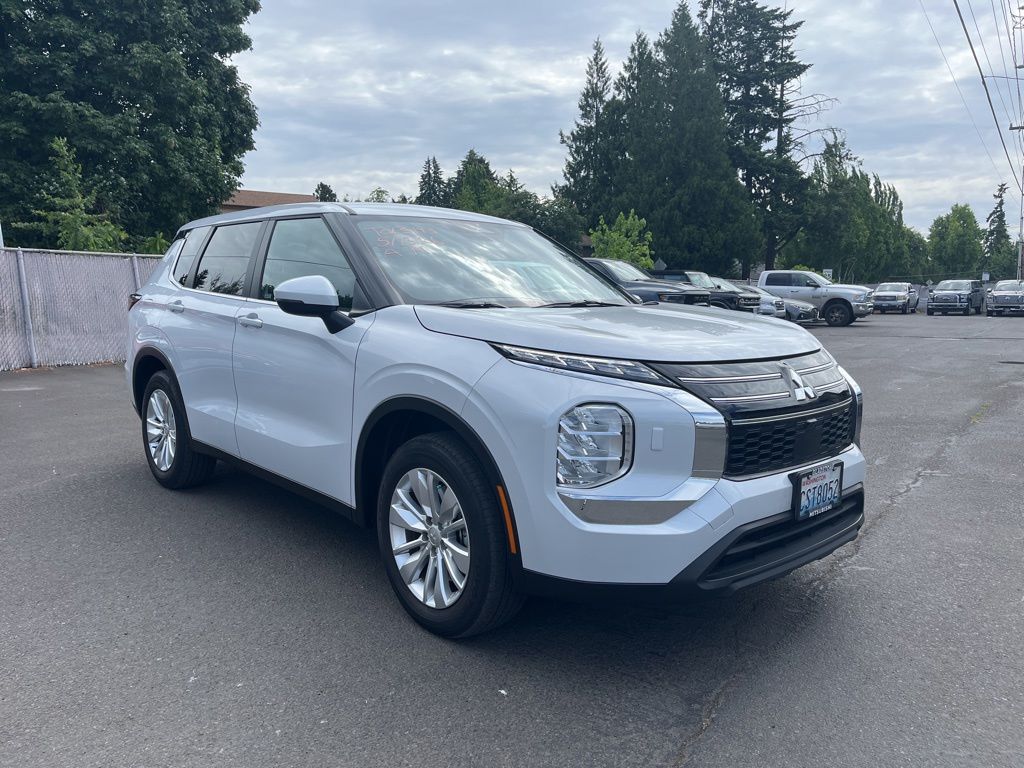 2025 Mitsubishi Outlander ES S-AWC's photo