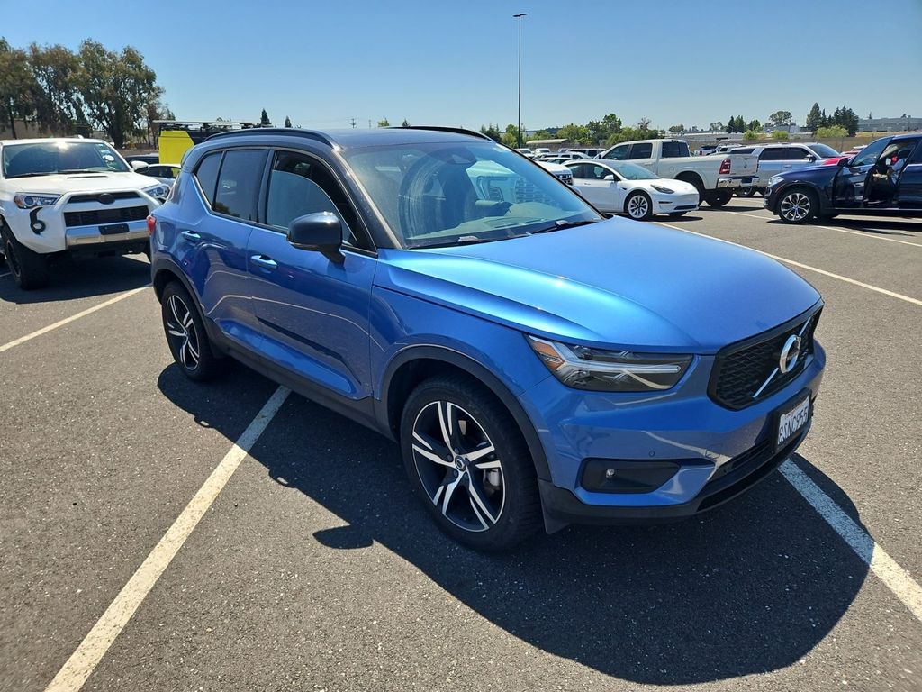 2020 Volvo XC40 T5 R-Design AWD's photo