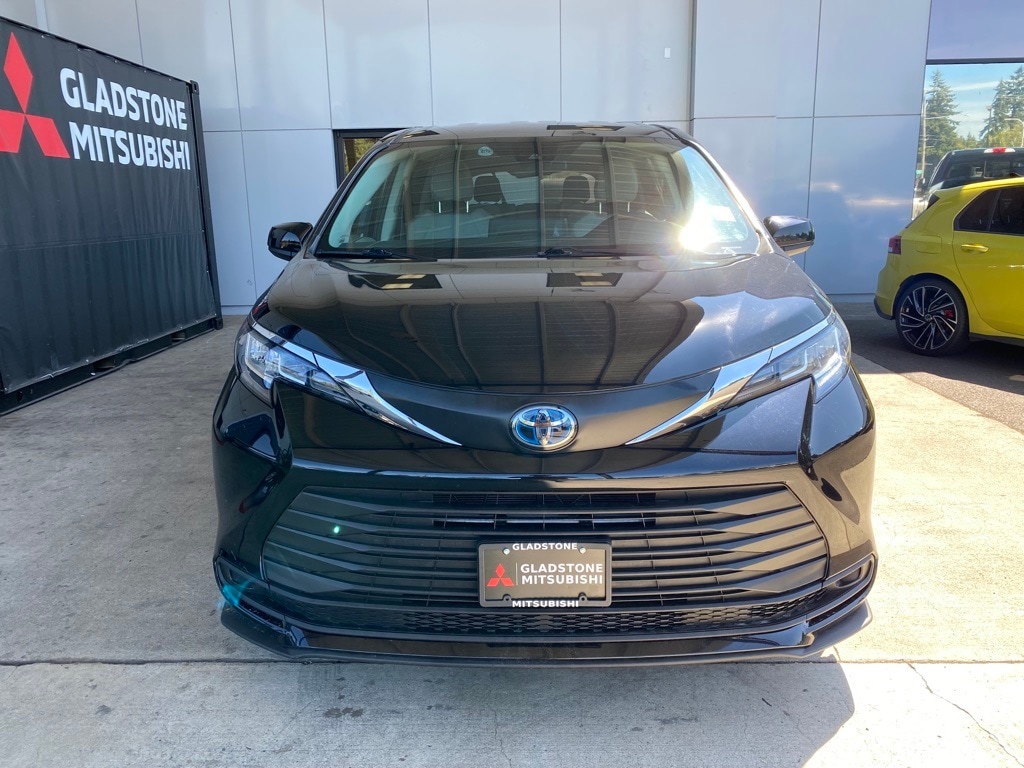 Used 2022 Toyota Sienna LE with VIN 5TDKRKEC2NS102448 for sale in Milwaukie, OR