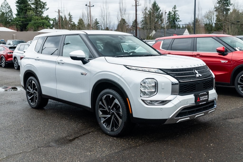 2025 Mitsubishi Outlander Plug-in Hybrid SE's photo