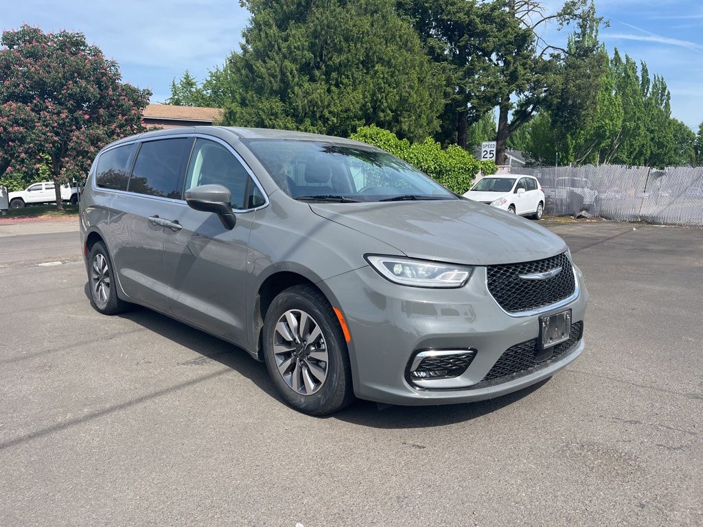 2023 Chrysler Pacifica Hybrid Touring L Hybrid's photo