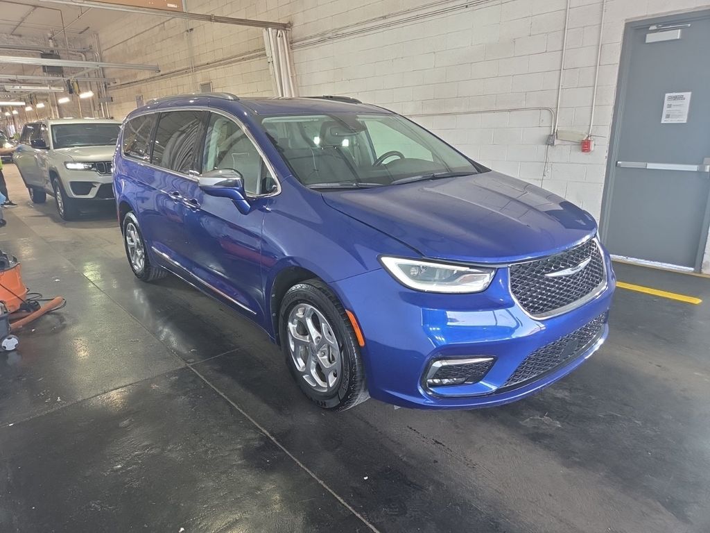 2021 Chrysler Pacifica Limited's photo