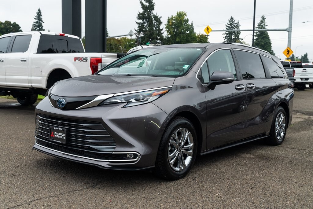 2022 Toyota Sienna Platinum photo 2