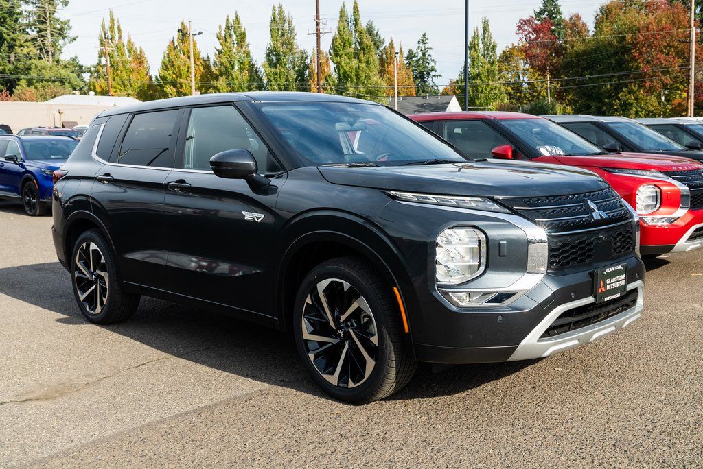 2025 Mitsubishi Outlander Plug-in Hybrid SE S-AWC's photo