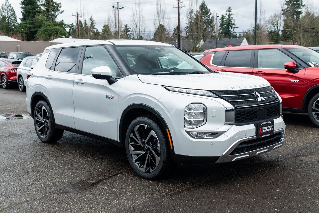 2025 Mitsubishi Outlander Plug-in Hybrid SE S-AWC's photo