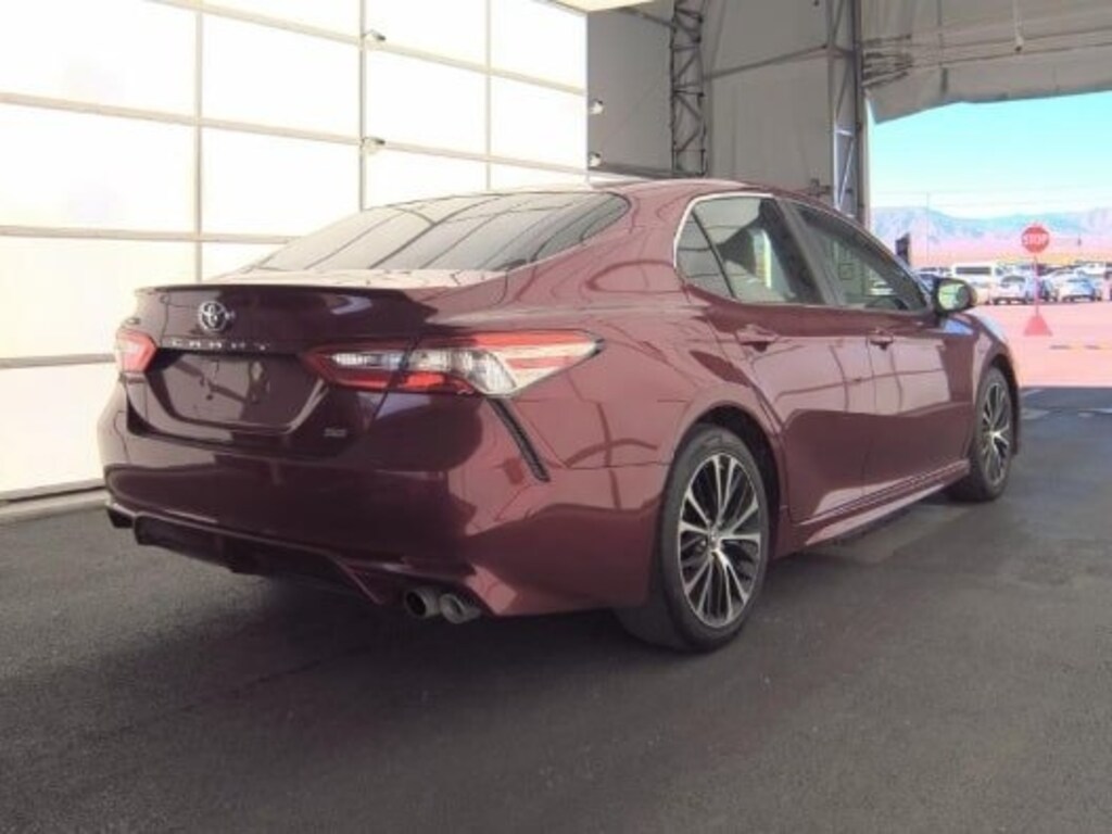 Used 2018 Toyota Camry SE Sedan