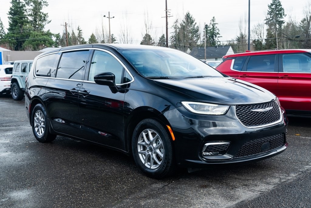 2024 Chrysler Pacifica Touring L's photo