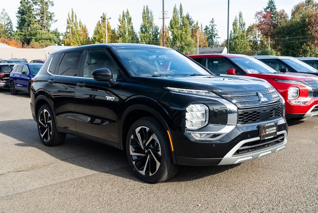 2025 Mitsubishi Outlander Plug-in Hybrid SE's photo