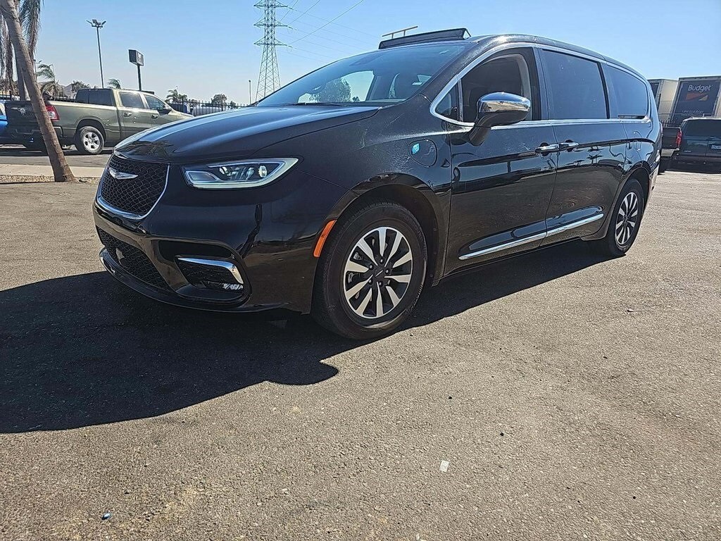 2023 Chrysler Pacifica Hybrid Limited photo 2