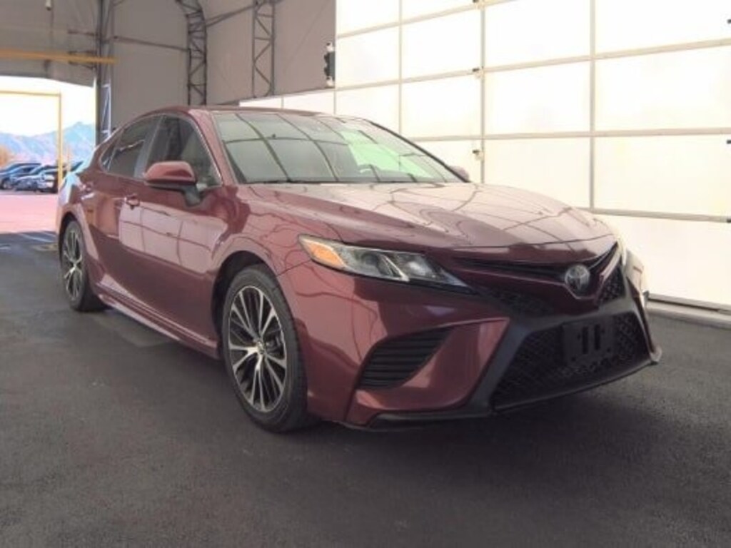 Used 2018 Toyota Camry SE Sedan