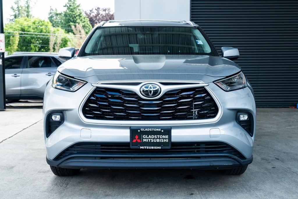 Used 2022 Toyota Highlander XLE with VIN 5TDHZRBH9NS178767 for sale in Milwaukie, OR