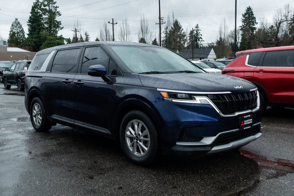 2024 Kia Sedona LX's photo