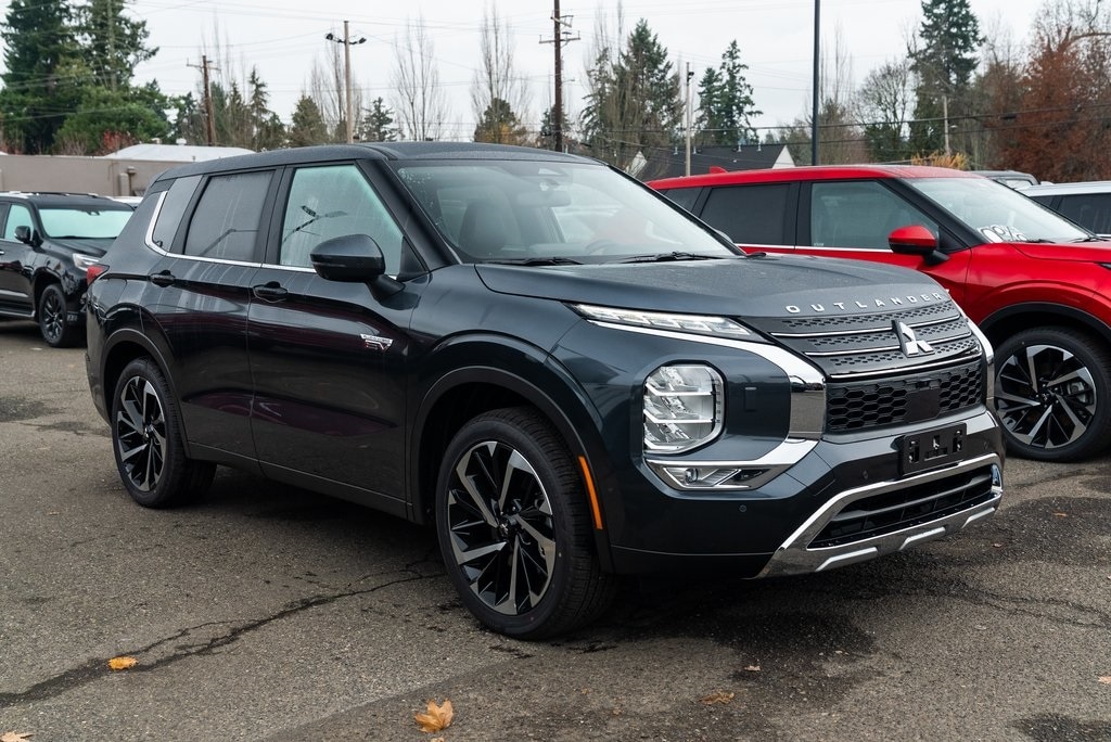 2025 Mitsubishi Outlander Plug-in Hybrid SE's photo