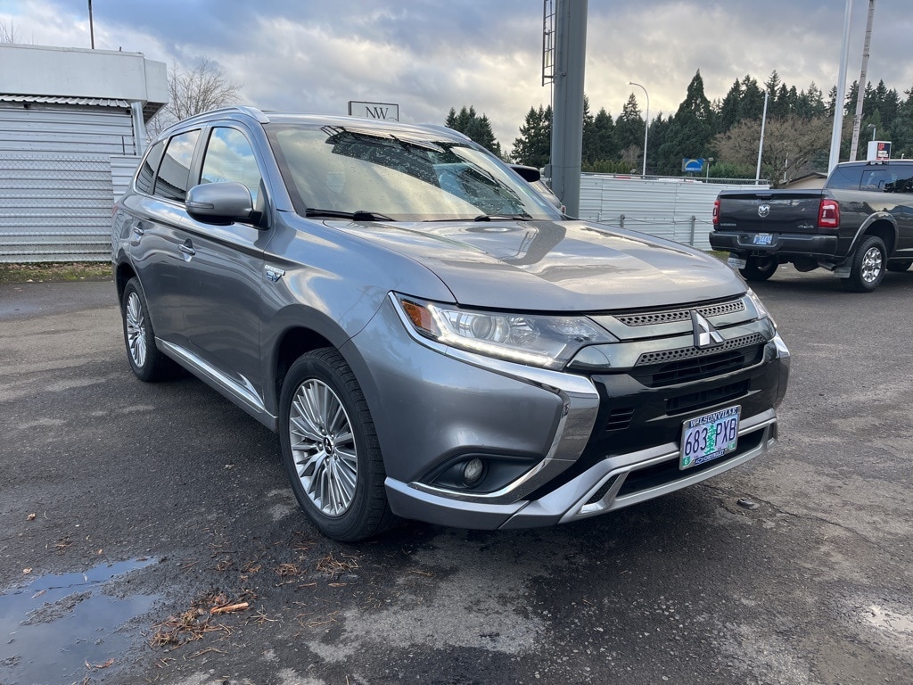 2022 Mitsubishi Outlander PHEV SE's photo