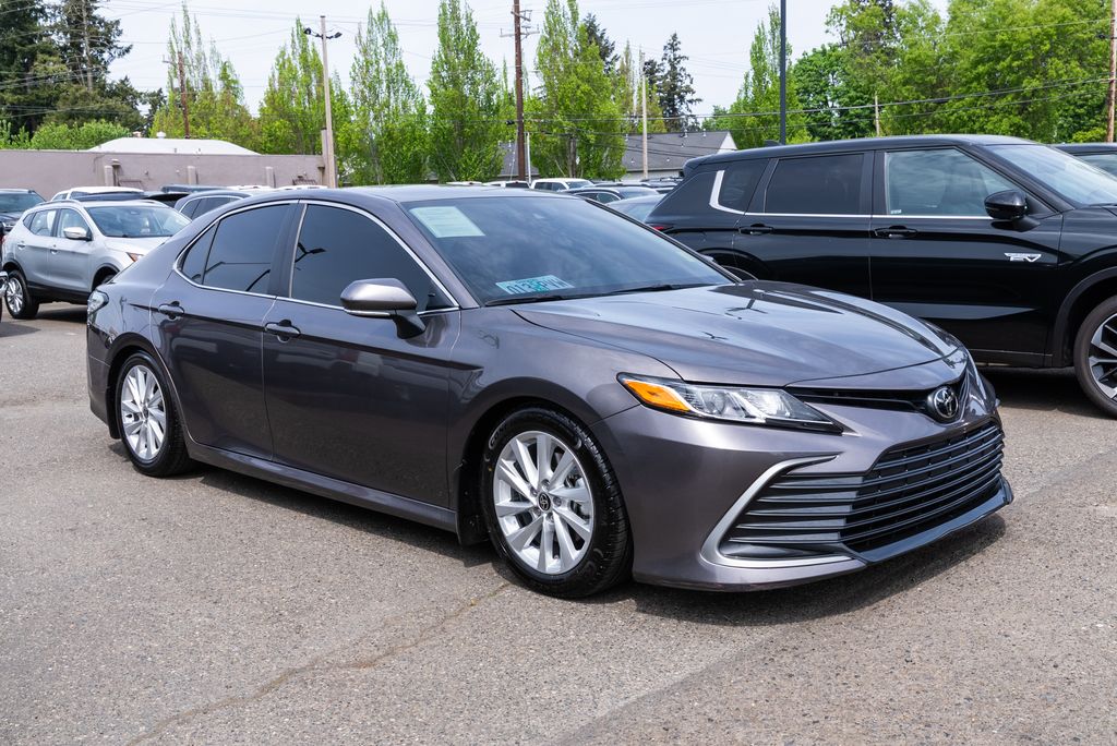 2024 Toyota Camry LE's photo