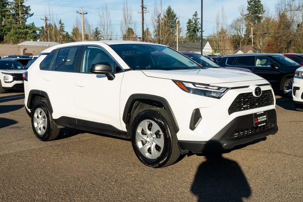 2024 Toyota RAV4 LE's photo
