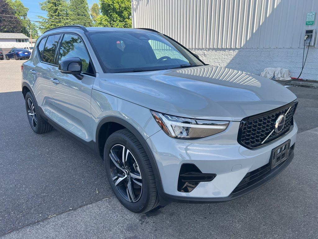 2024 Volvo XC40 B5 Core Dark AWD's photo