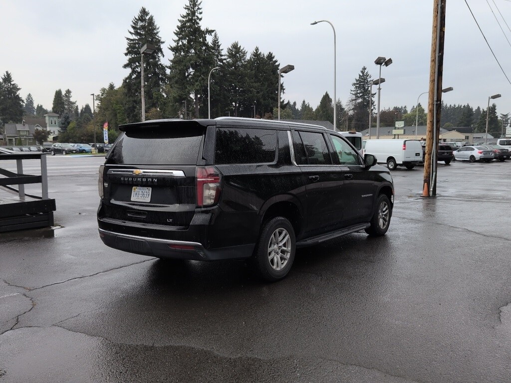 2021 Chevrolet Suburban LT photo 3